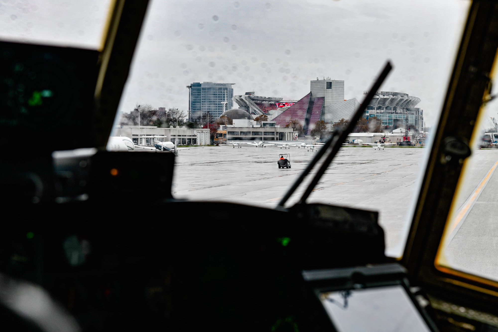 910th Herc performs flyover for Cleveland Browns game > Youngstown Air