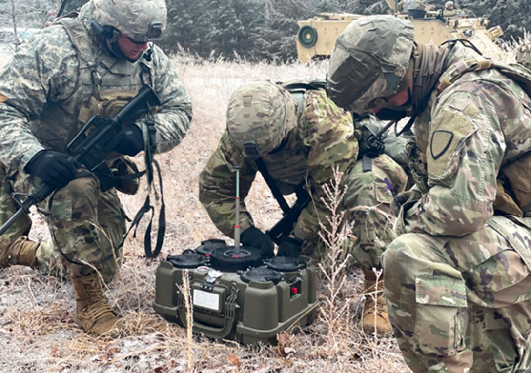 soldiers set up XM 204