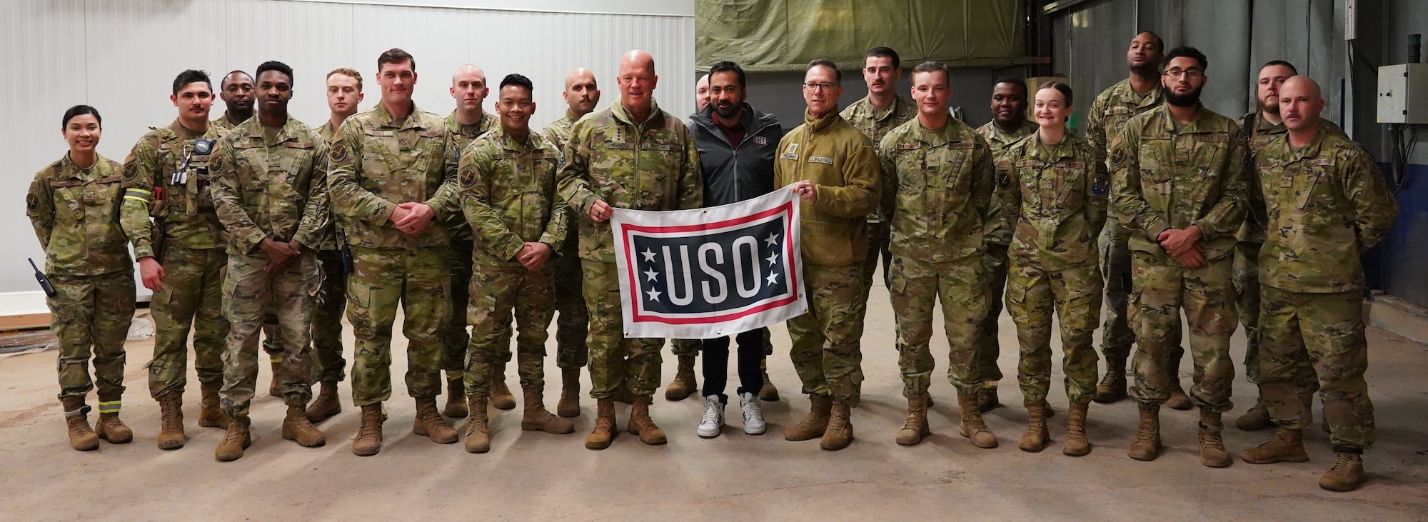 Group of servicemen and women
