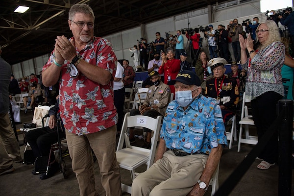 PEARL HARBOR, Hawaii (Dec. 7, 2021) Family and friends of Pearl Harbor survivors and World War II veterans give a round of applause to all veterans at the 80th Anniversary Pearl Harbor Remembrance. Dec. 7, 2021 marks the 80th anniversary of the attacks on Pearl Harbor and Oahu. The U.S. military, State of Hawaii and National Park Service are hosting a series of remembrance events throughout the week to honor the courage and sacrifices of those who served throughout the Pacific theater. Today, the U.S.-Japan Alliance is a cornerstone of peace and security in a free and open Indo-Pacific region. (U.S. Navy photo by Mass Communication Specialist 1st Class Kelby Sanders)