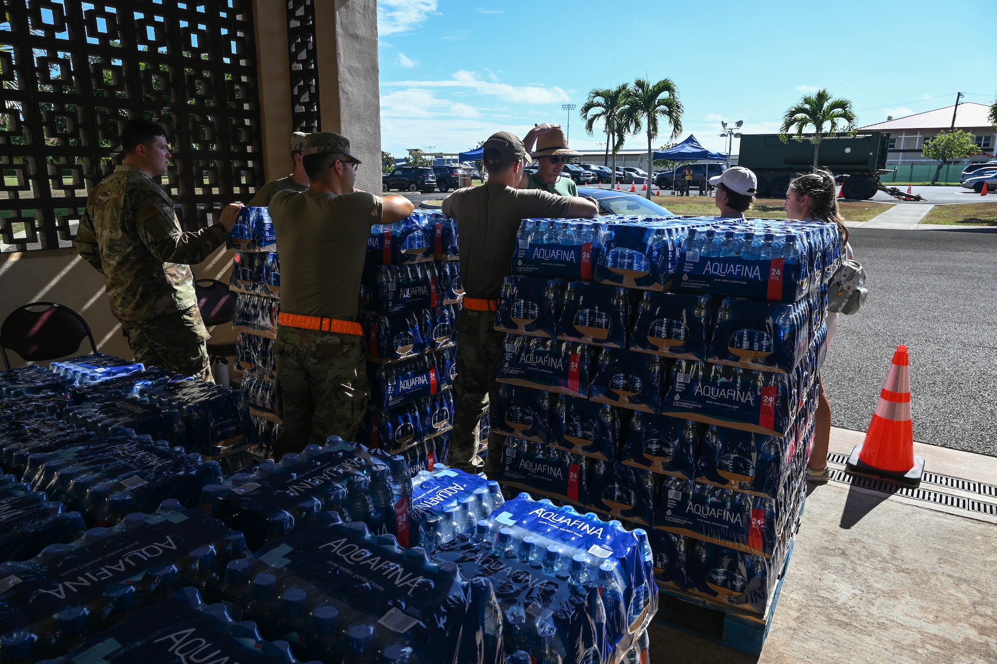 Airmen assigned to the 735th Air Mobility Squadron and 747th Cyberspace Squadron volunteer to distribute water to individuals in need at the Hickam Makai Recreation Center at Joint Base Pearl Harbor-Hickam, Hawaii, Dec. 2, 2021. The Chief’s Group, First Sergeants, dormitory Airmen and First Term Airmen Center Airmen helped compile the volunteers who distributed the bottled water. (U.S. Air Force Staff Sgt. Alan Ricker)
