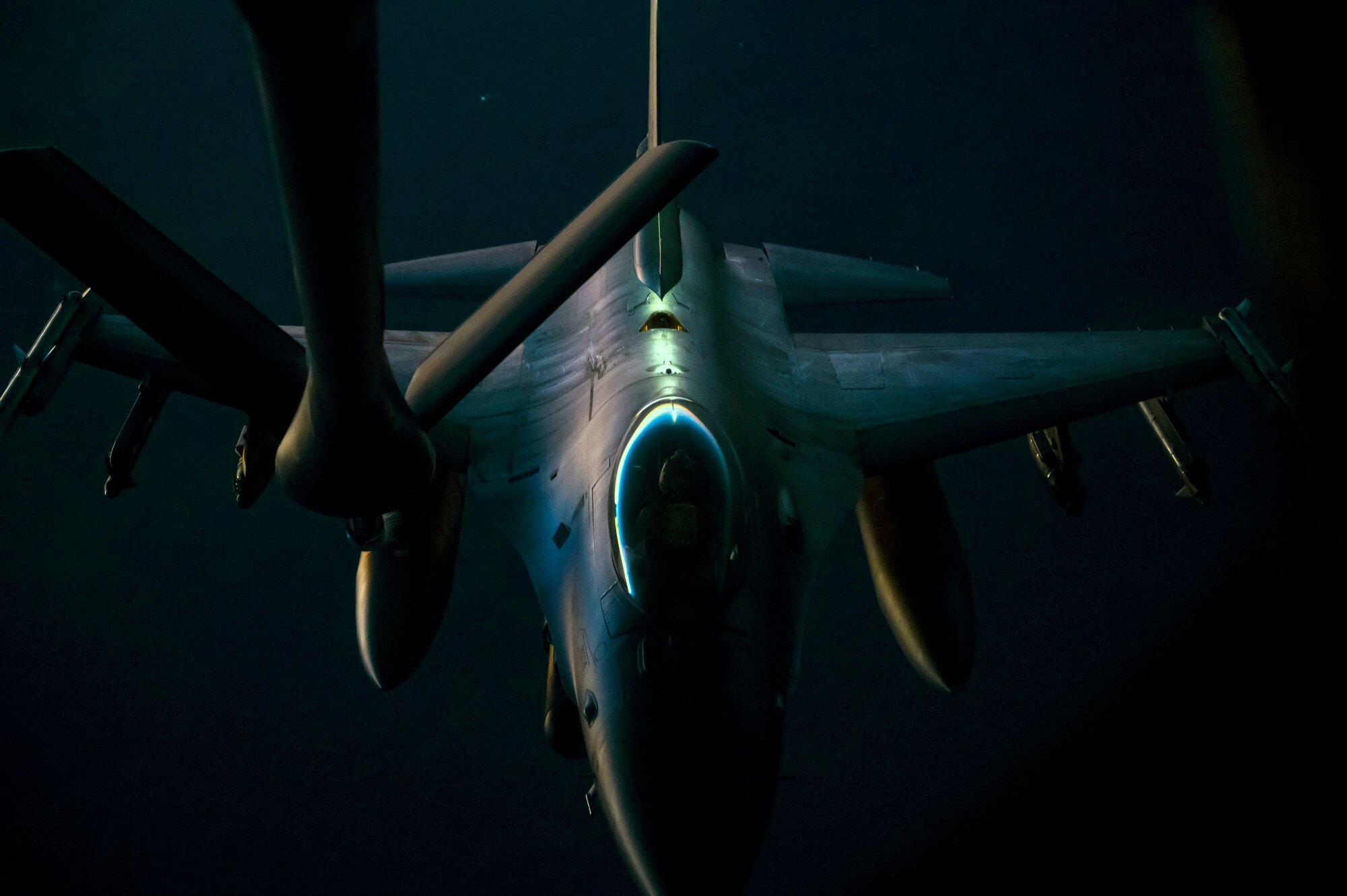 A F-16 Fighting Falcon receives fuel from a KC-135 Stratotanker