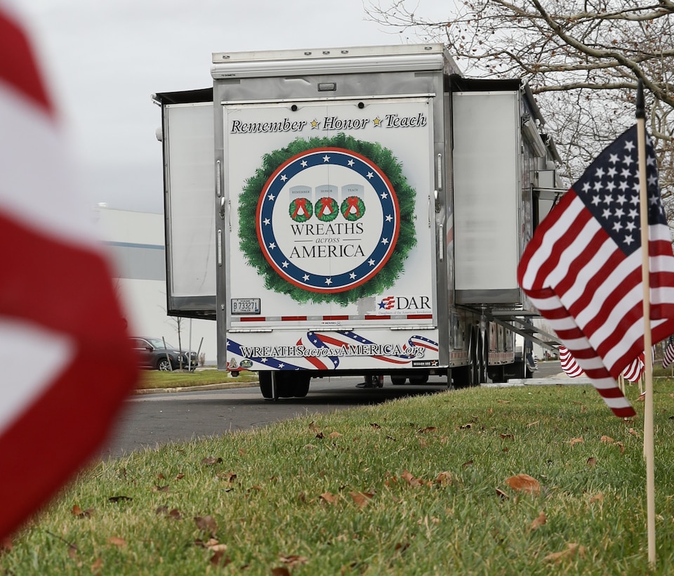 Army Reserve general honors fallen at Wreaths Across America event