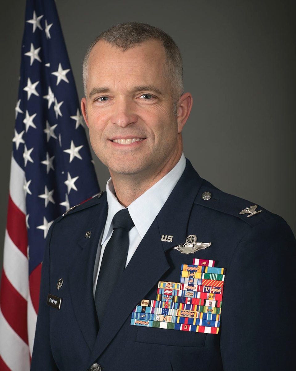 Official Biography Photo of Col. Darren E. Hamilton