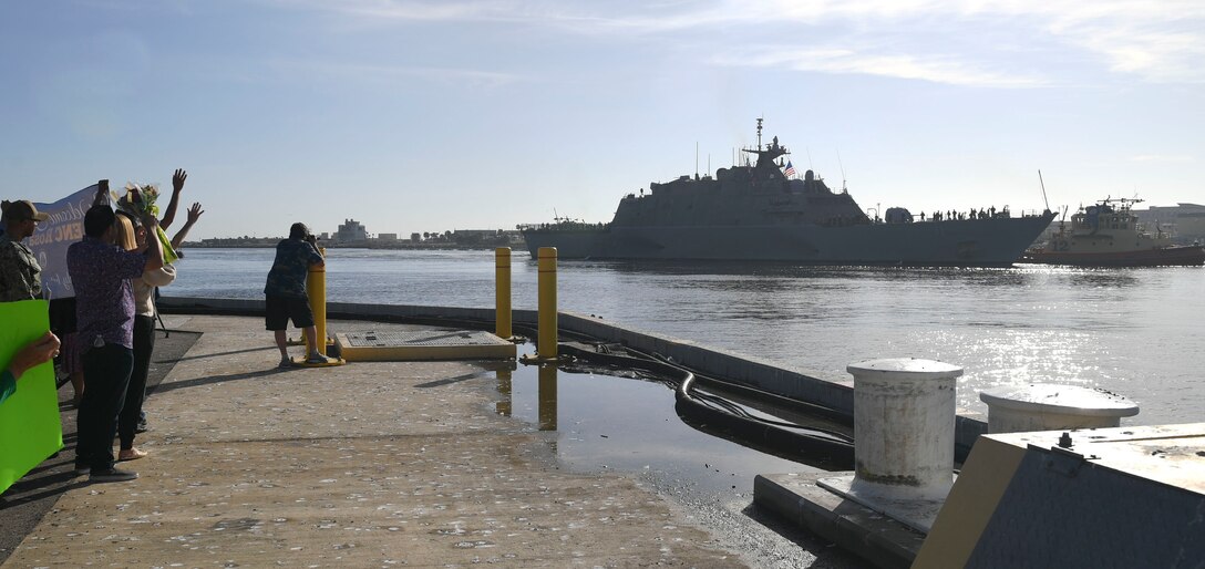 211217-N-DB801-0013
MAYPORT, Fla. - (Dec. 17, 2021) – Friends and family of the crew assigned to the Freedom-variant littoral combat ship USS Sioux City (LCS 11) welcome home the ship as it returns from a deployment to the U.S. 4th Fleet area of responsibility, Dec. 17, 2021. Sioux City was deployed to the U.S. 4th Fleet area of operations to support Joint Interagency Task Force South’s mission, which includes counter-illicit drug trafficking missions in the Caribbean and Eastern Pacific. (U.S. Navy photo by Mass Communication Specialist 1st Class Steven Khor/Released)