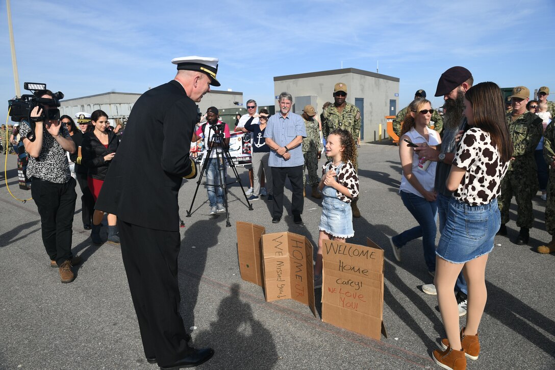 211217-N-DB801-0080
MAYPORT, Fla. - (Dec. 17, 2021) – Rear Adm. Jim Aiken, Commander, U.S. Naval Forces Southern Command/U.S. 4th Fleet meets family members of a Sailor assigned to the Freedom-variant littoral combat ship USS Sioux City (LCS 11) as the ship returns home from a deployment to the U.S. 4th Fleet area of responsibility, Dec. 17, 2021. Sioux City was deployed to the U.S. 4th Fleet area of operations to support Joint Interagency Task Force South’s mission, which includes counter-illicit drug trafficking missions in the Caribbean and Eastern Pacific. (U.S. Navy photo by Mass Communication Specialist 1st Class Steven Khor/Released)