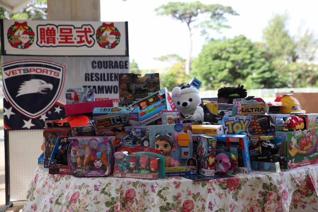 チャリティーソフトボール大会で、個々の参加費用の代わりに参加者ひとり一人におもちゃの寄付を呼びかけ、約２００個のおもちゃが集まりました。２０２１年１２月１８日、沖縄県金武町