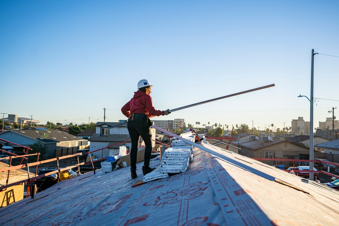 U.S. Marines and poolees from Recruiting Substation Arrowhead volunteer to build two homes on Dec. 11, 2021 in Phoenix, Arizona. The Marines and poolees assisted Habitat for Humanity to help out those less fortunate in the local community before the Holidays. (U.S. Marine Corps photo by Cpl. Brennan J. Beauton)
