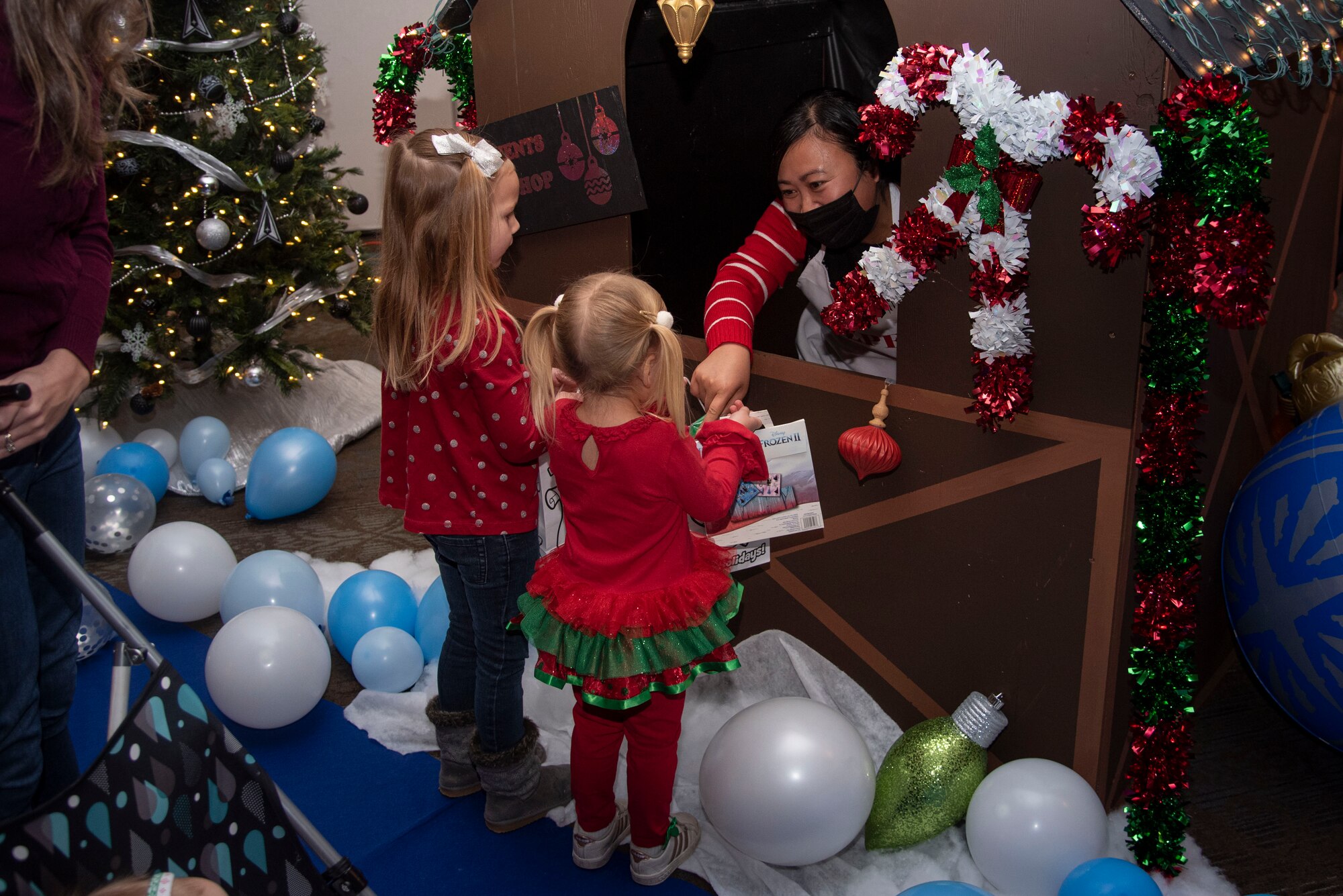 kids getting crafts