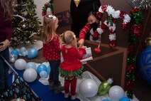 kids getting crafts