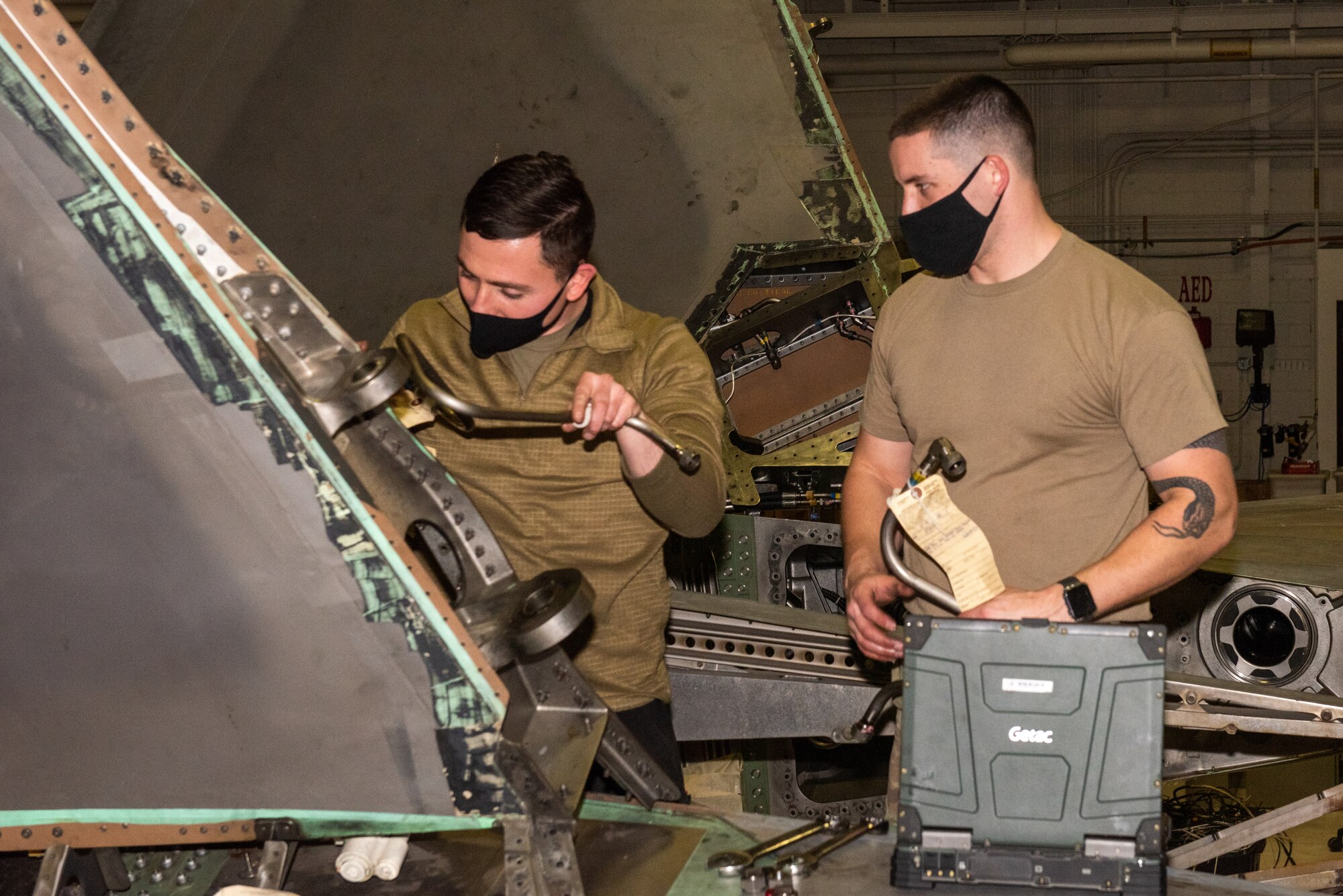 Airmen rebuild F-22 aircraft.