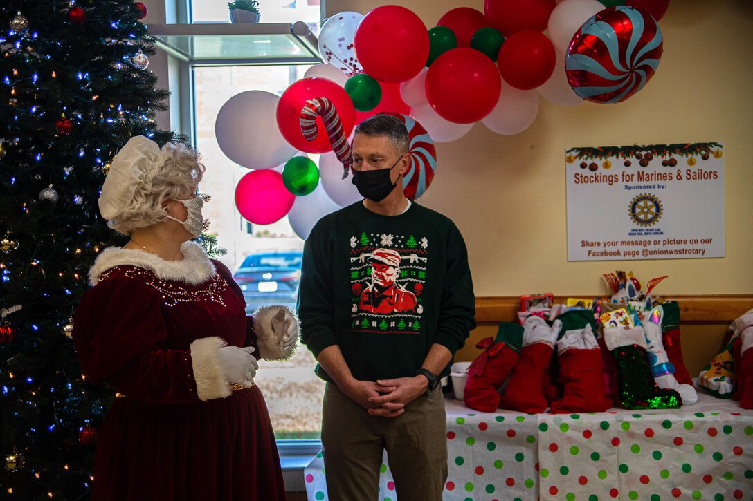 U.S. Marine Corps Col. Mikel R. Huber talks to Mrs. Claus at Marine Corps Air Station, North Carolina on Dec. 18 2021 Marines and Sailors were invited to the MCAS Cherry Point Mess Hall for brunch and photographs with Mrs. Claus on Dec. 18, 2021. The holiday icon came bearing approximately 500 stockings full of gifts for junior Marines, which were intended to build comradery and boost morale during the holiday season. (U.S. Marine Corps photo by Lance Cpl. Jade Farrington)