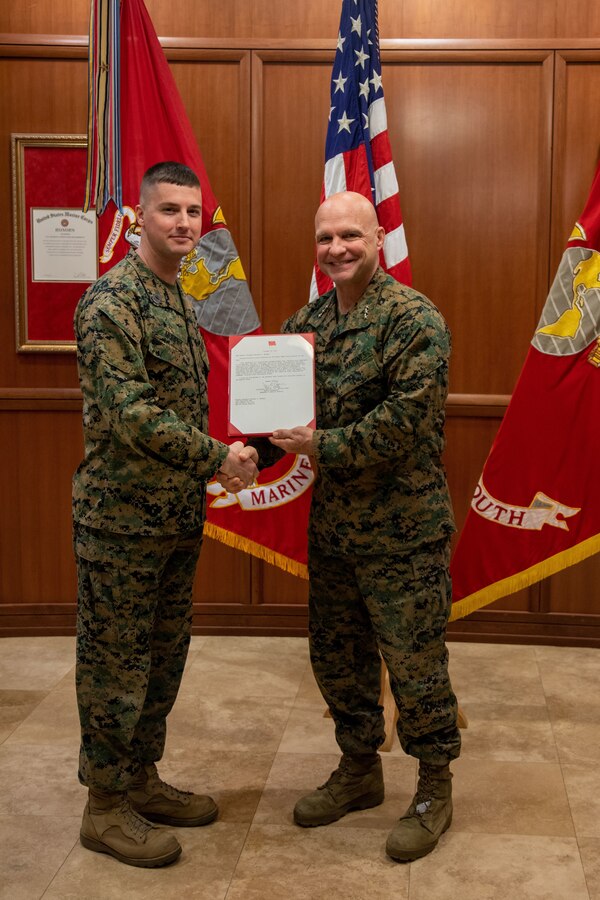 Master Sgt. Michael Murphy, equal opportunity advisor for Marine Forces Reserve, is awarded the Equal Opportunity Advisor of the Year award by Lt. Gen. David G. Bellon, Commander of Marine Forces Reserve and Marine Forces South, at Marine Corps Support Facility New Orleans, Dec. 20, 2021. On Oct. 15, 2021, a selection board convened to consider nominees with exemplary records that demonstrated a consistently high level of performance that significantly and positively impacted their commands’ Equal Opportunity programs. (U.S. Marine Corps photo by Lance Cpl. Mitchell Collyer)