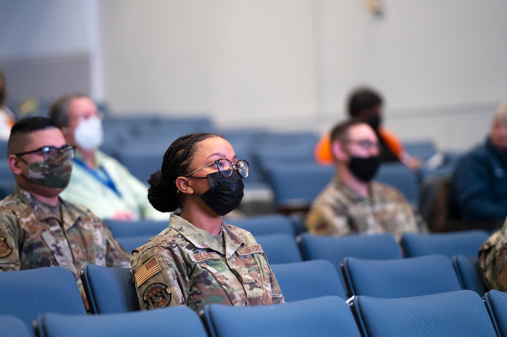 Airman 1st Class Marguerite Nelson, 88th 
Comptroller Squadron, and other audience 
members view Leadercast on Nov. 30 in Air 
Force Institute of Technology’s Kenney Hall 
at Wright-Patterson Air Force Base. The 
event was set up to provide Airmen with new 
skills for their leadership toolboxes. (U.S. Air 
Force photo by R.J. Oriez)