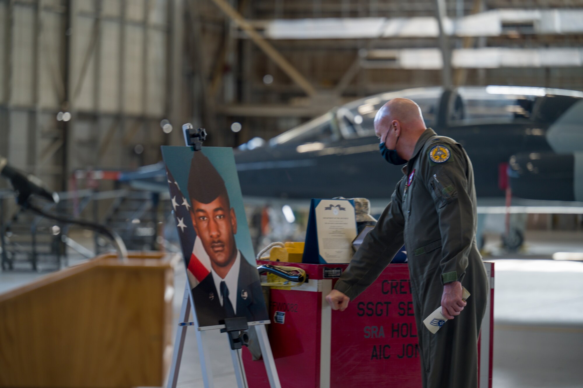 Col. Christopher Manning, Individual Mobilization Augmentee to the 412th Test Wing Commander, bids farewell to Senior Airman  Airman Robert Holmes, Jr., at Edwards Air Force Base, California, Jan. 29. (Air Force photo by Giancarlo Casem)