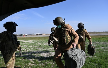 U.S. Soldiers with Task Force Gambler and Italian soldiers with Airmobile Task Group Griffon respond to a downed aircraft scenario during an aerial reaction force exercise in Iraq. The exercise ensured the coalition partners’ cohesiveness in responding to downed aircraft emergencies in hostile environments.