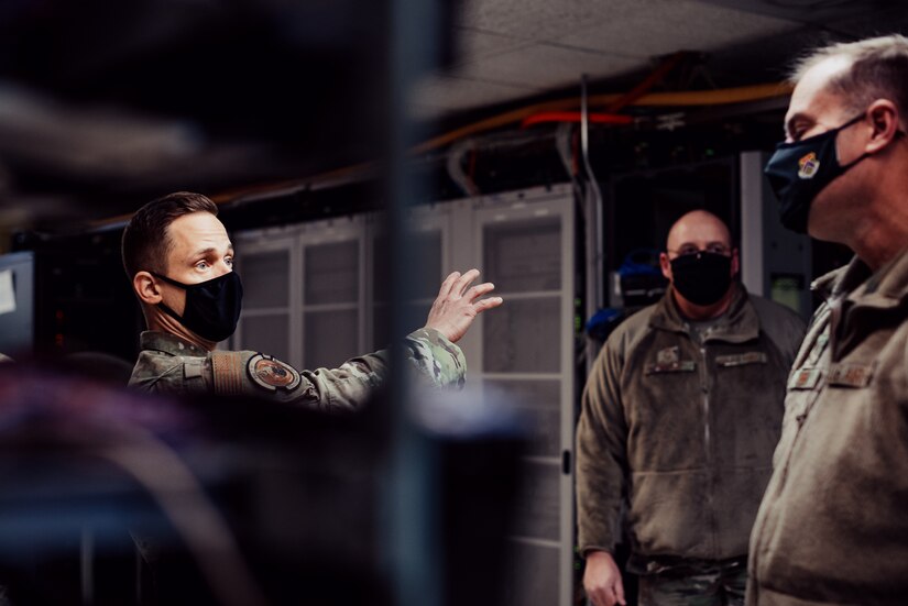 18th AF commander, command chief visits Showcase Wing > Air Mobility Command > Article Display - Vimarsana News
