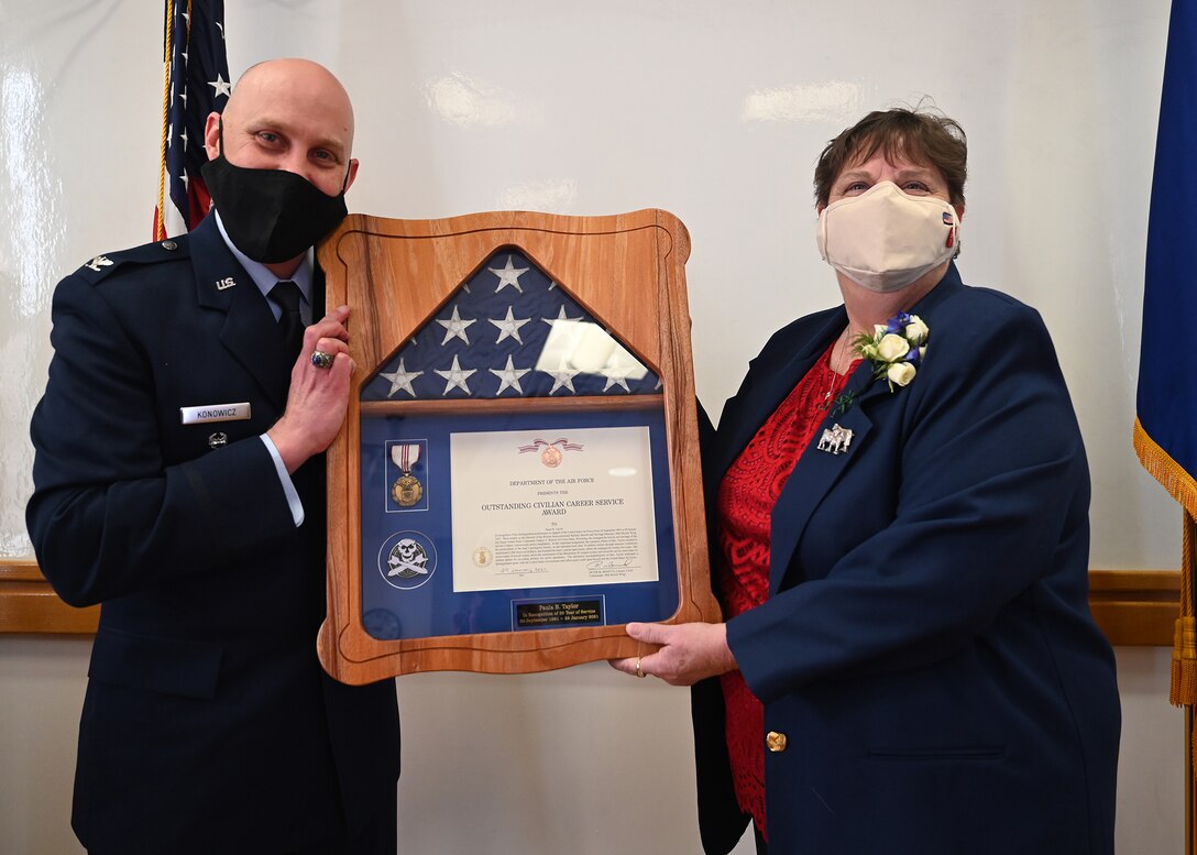 Paula Taylor gets award