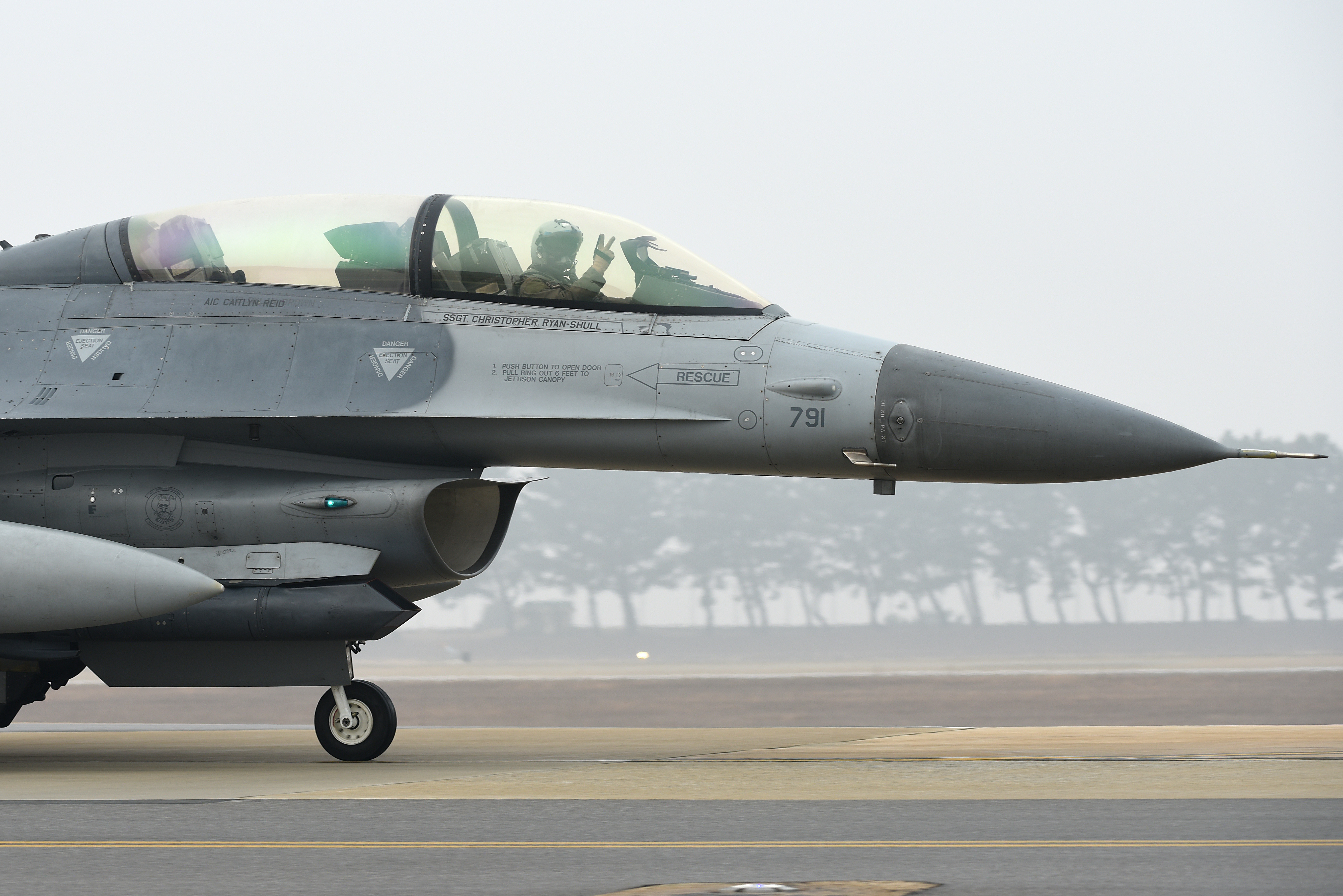 入手困難 CHINA AIR FORCE F-16 401ST ファルコン sddefault.jpg