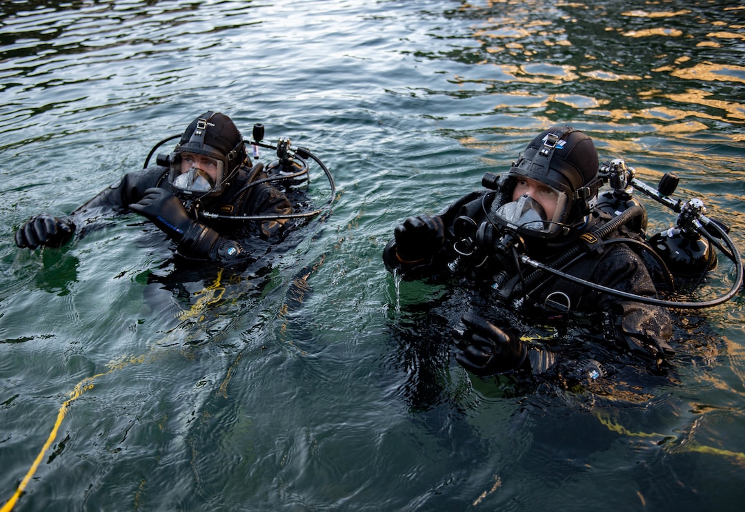 PANTICOSA, Spain (Feb. 5, 2020) Explosive Ordnance Disposal Technicians, from Explosive Ordnance Disposal Mobile Unit 8 (EODMU 8), assigned to Navy Expeditionary Combat Force Europe-Africa/Task Force (CTF) 68, conduct in-water safety checks as part of annual bi-lateral altitude and ice dive training in the Pyrenees Mountains with dives from the Spanish Navy Center for Diving (Centro de Buceo de la Armada, CBA) February 5. CTF 68 provides explosive ordnance operations, naval construction, expeditionary security, and theater security efforts in the 6th Fleet area of responsibility. (U.S. Navy photo by Mass Communication Specialist 3rd Class Katie Cox/Released)