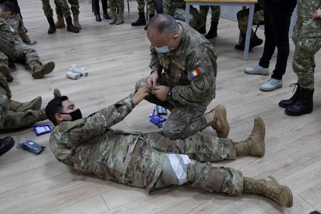 U.S. Army Civil Affairs, Medics Teach Combat Lifesaver Course to Romanian Land Forces