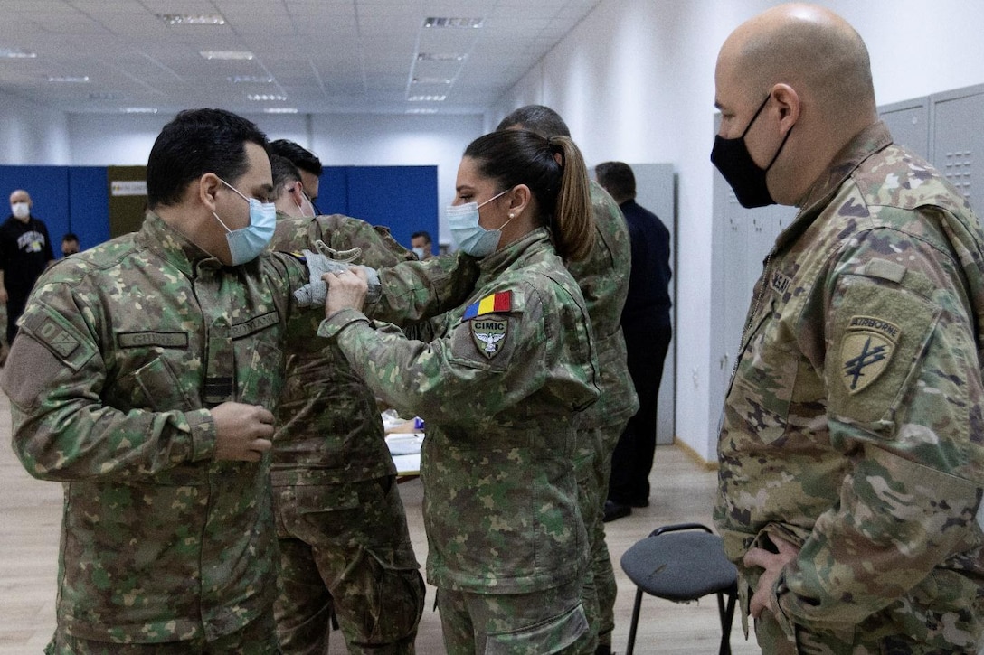 U.S. Army Civil Affairs, Medics Teach Combat Lifesaver Course to Romanian Land Forces