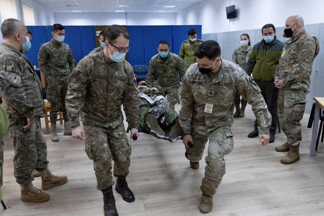 U.S. Army Civil Affairs, Medics Teach Combat Lifesaver Course to Romanian Land Forces