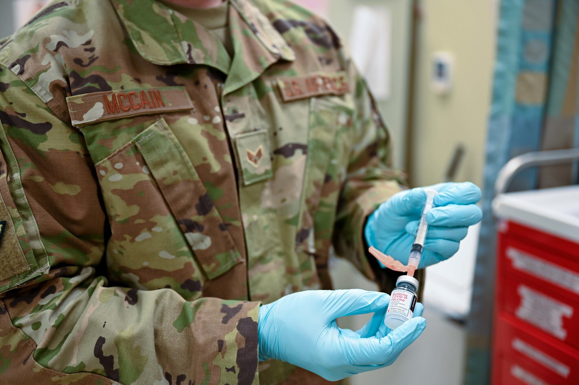 Airmen receive COVID-19 vaccine