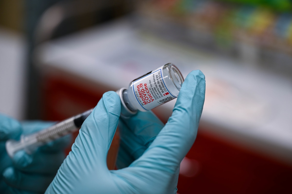 Airmen receive COVID-19 vaccine