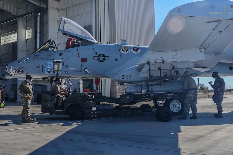 924th Aircraft Maintenance Unit loads munitions on A-10 Thunderbolt II