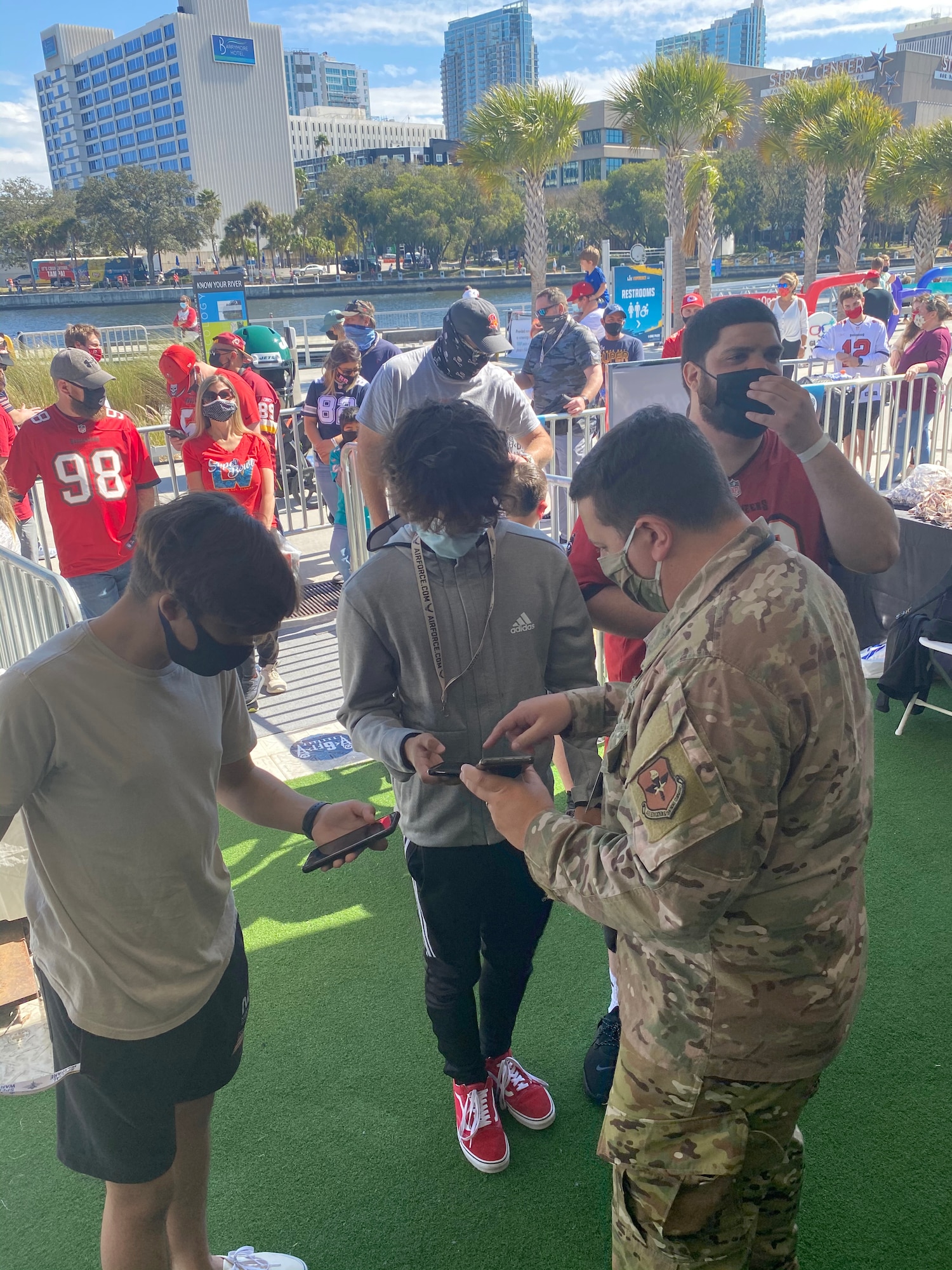 Tech. Sgt. Jonathan Bell, a special warfare recruiter with the 330th Recruiting Squadron, showed a group of fans the airforce.com webpage while waiting to use the AIR RAID QB SIM Experience.