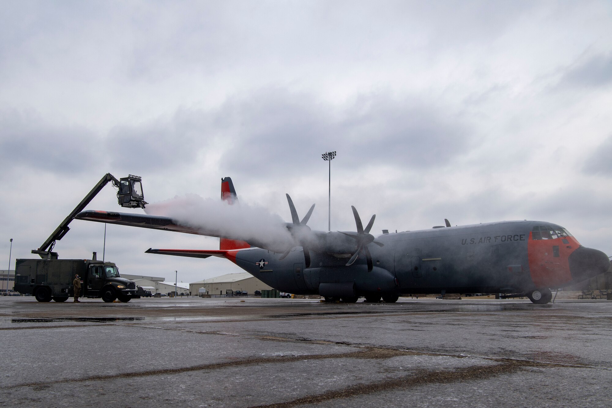 Airmen from the 19th AMXS de-ice a C-130.
