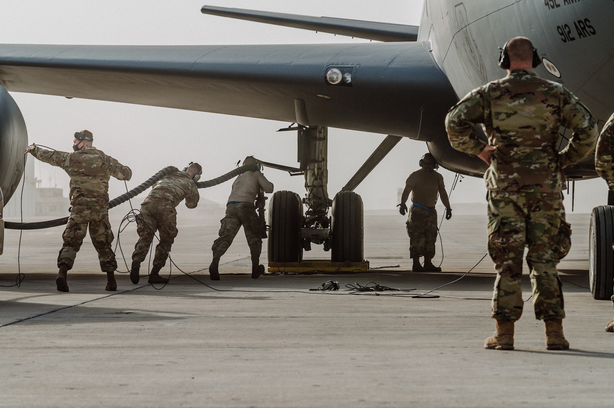 Airmen refuel KC-135