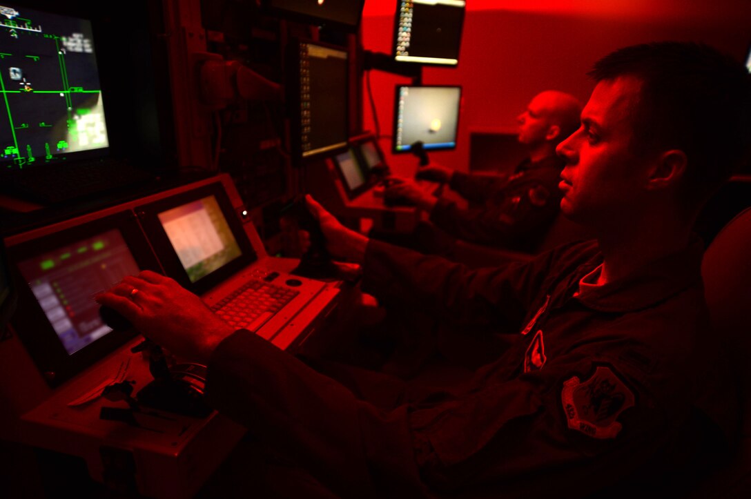 Airmen with 91st Attack Squadron fly simulated training mission on MQ-9 Reaper at Creech Air Force Base, Nevada, May 8, 2014 (U.S. Air Force/Nadine Barclay)