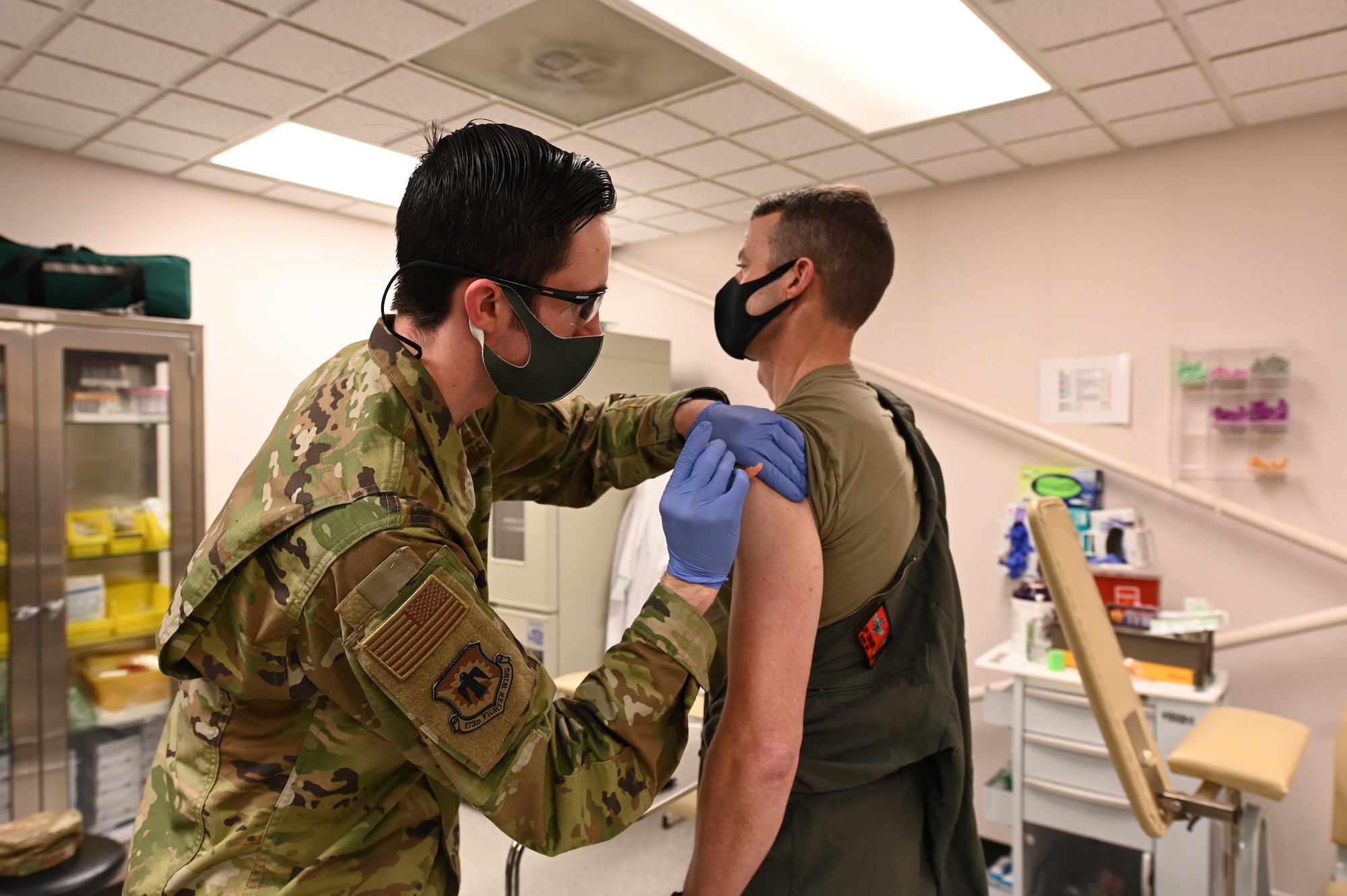 U.S. Air Force Staff Sgt. Matthew Hartwig, 173rd Medical Group, administers the COVID-19 vaccine to Col. Jeff Edwards, 173rd Fighter Wing commander, Feb. 12, 2021, at Kingsley Field in Klamath Falls, Oregon. About 100 doses of the vaccine were administered to volunteer members of the Oregon National Guard.