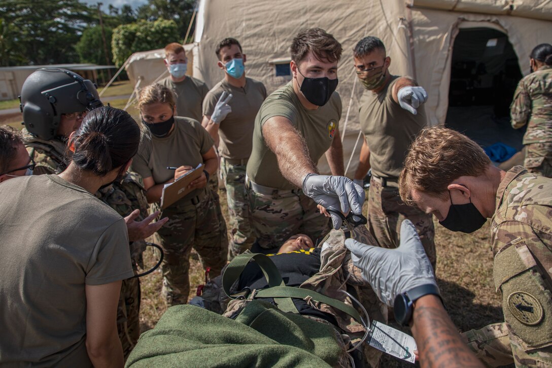 “Dustoff” pilots and flight crew from 3rd Battalion, 25th Aviation Regiment, 25th Combat Aviation Brigade, train on air-to-ground patient transfers and reporting requirements during multiship joint training with Tripler Army Medical Center and 8th Forward Surgical Team, enhancing medical treatment skills on Oahu, Hawaii, August 8, 2020 (U.S. Army/Sarah D. Sangster)