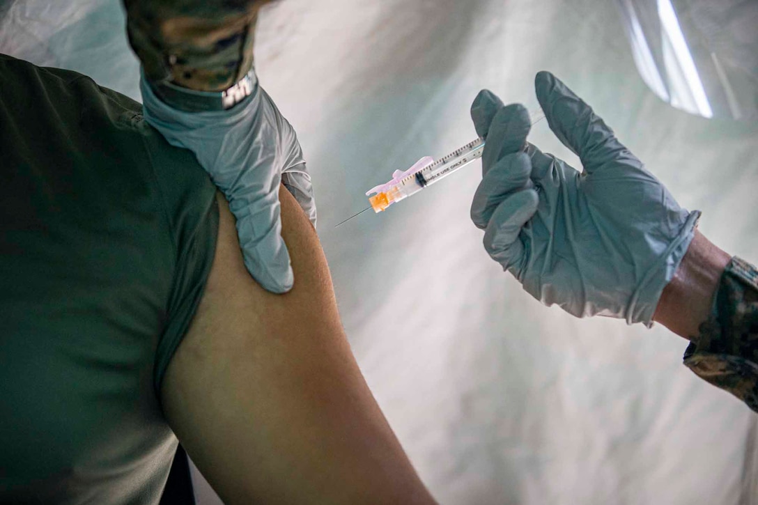 海軍病院で新型コロナワクチンを接種する海兵隊員、キャンプ・フォスタ0、2021年２月18日