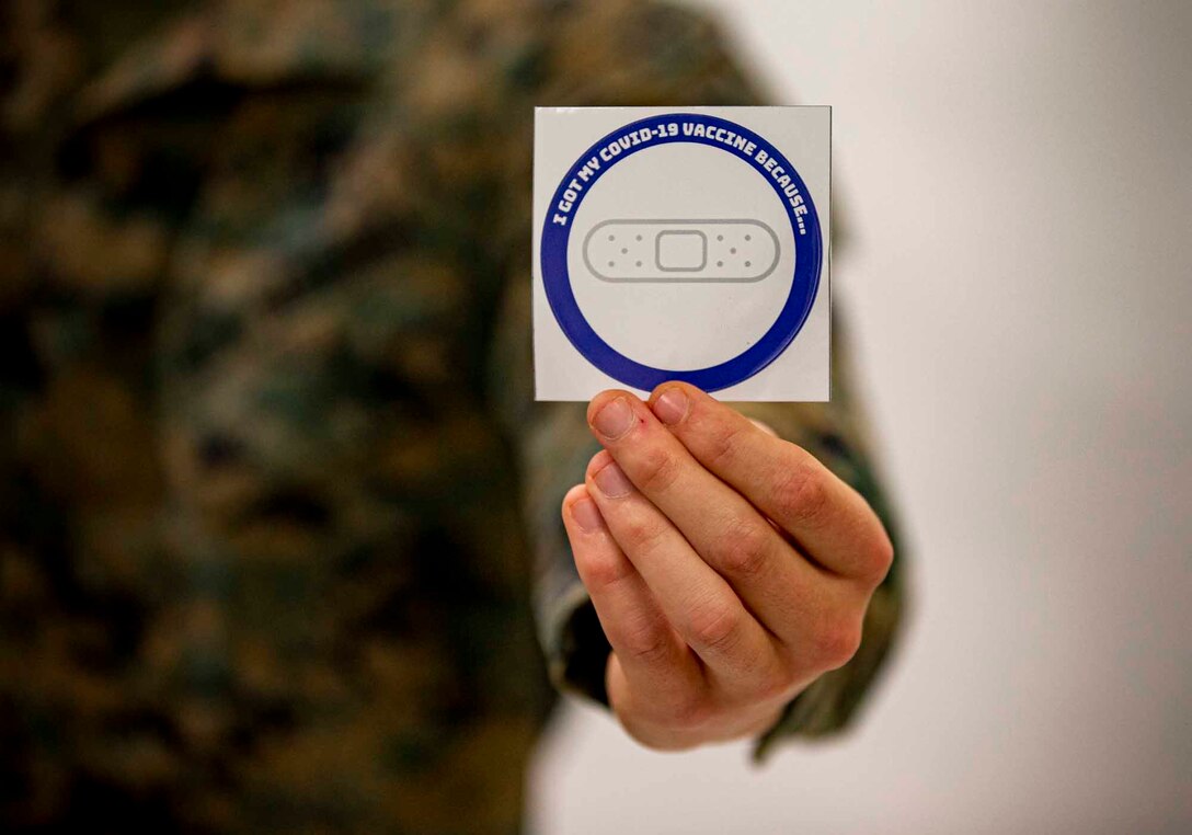 キャンプ・フォスターにある米海軍病院で新型コロナワクチンを接種した後、与えられるステッカー、沖縄県宜野湾市、2021年２月18日