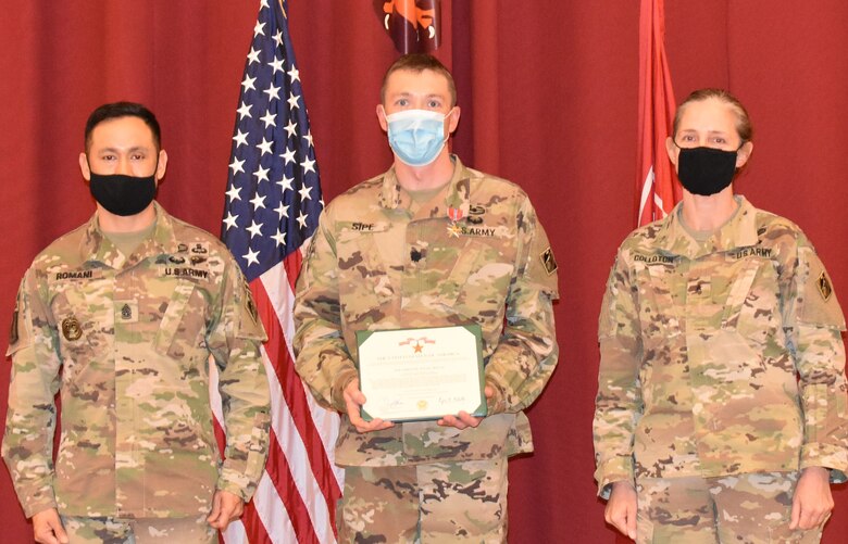 Lieutenant Colonel Paul Sipe, Afghanistan District is presented the Bronze Star Medal from Transatlantic Division Command Sergeant Major Delfin Romani and Brigadier General Kimberly Colloton, Transatlantic Division Commander during a Town Hall held at Camp Arifjan, Kuwait on February 4. (Photo by Rick Benoit)