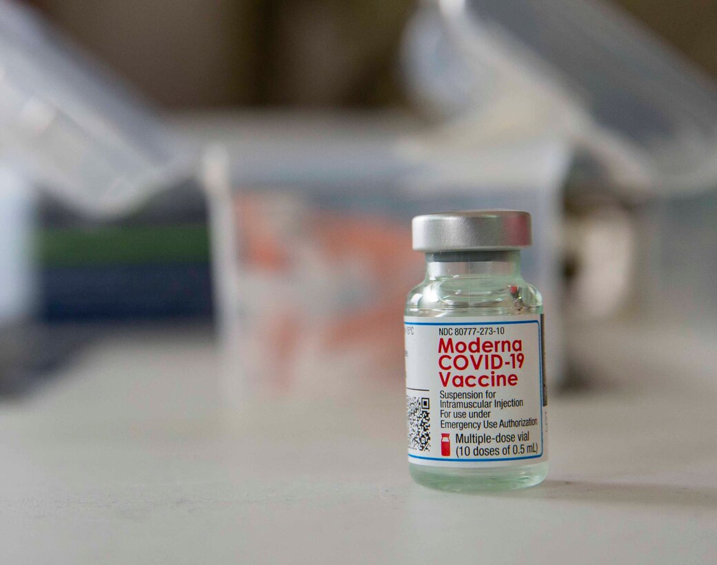 沖縄米海軍病院の医療従事者に接種する新型コロナワクチン、モデルナ