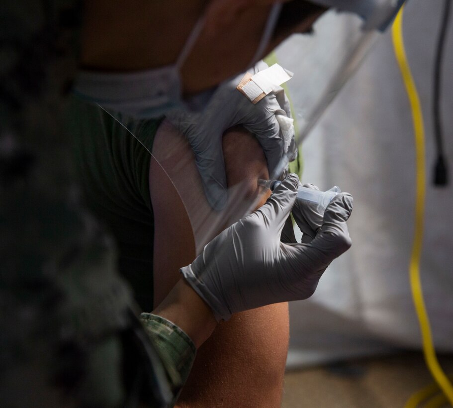 沖縄米海軍病院の衛生下士官が軍医療従事者に新型コロナワクチン、モデルナを接種する