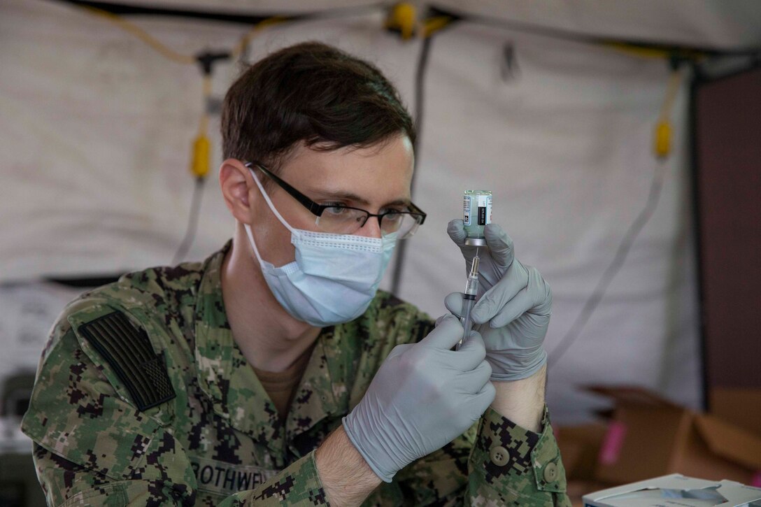 沖縄米海軍病院の衛生下士官が医療従事者に接種する新型コロナワクチン、モデルナを準備する