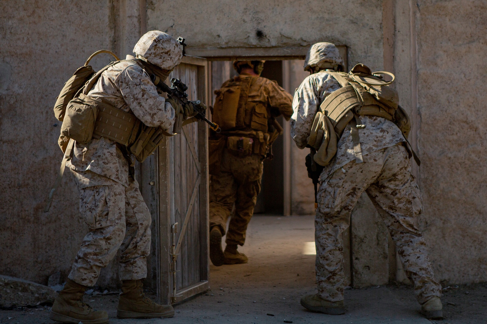 U.S. Marines with 1st Intelligence Battalion, I Marine Expeditionary Force Information Group, clear a building during a CounterIntelligence and Human Intelligence Tactical Exercise at Marine Corps Base Camp Pendleton, California, Oct. 16, 2020. The CI/HUMINT TACEX integrates infantry and intelligence Marines to improve proficiency and readiness when deployed.. (U.S. Marine Corps photo by Lance Cpl. Ian M. Simmons)