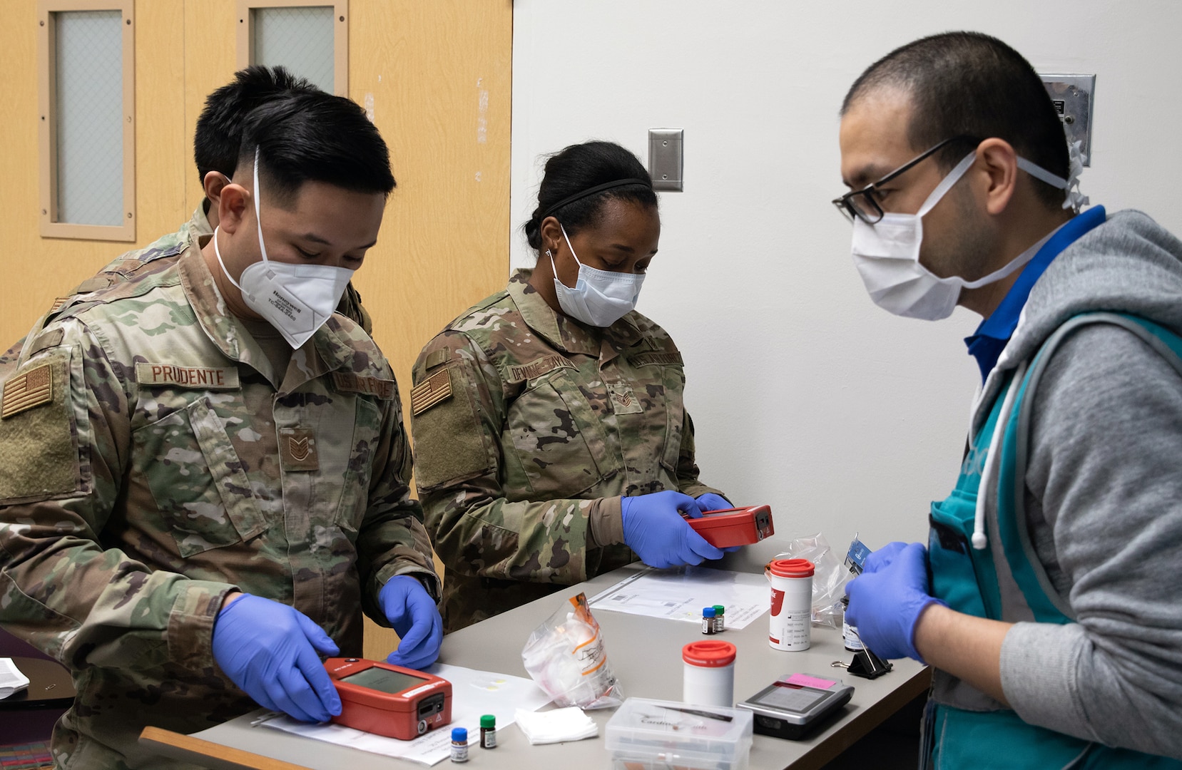 U.S. Air Force Tech Sgt. Jimel Prudente and Staff Sgt. Jasmine Devine-Taylor, assigned to 60th Medical Group stationed at Travis Air Force Base, Calif., train with civilian healthcare professionals on medical equipment at Harbor-UCLA Medical Center, Torrance, California, Jan. 7, 2021.