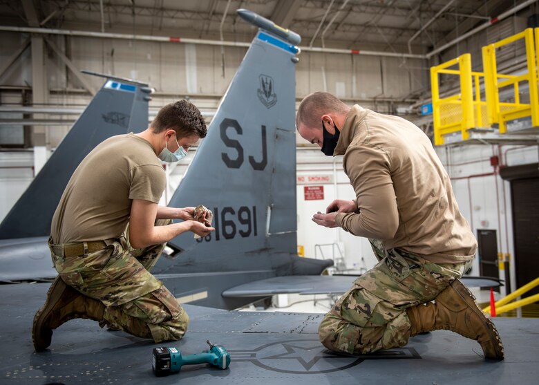 PHASE Crew Chiefs Perform F15E Strike Eagle Inspections > Nellis Air