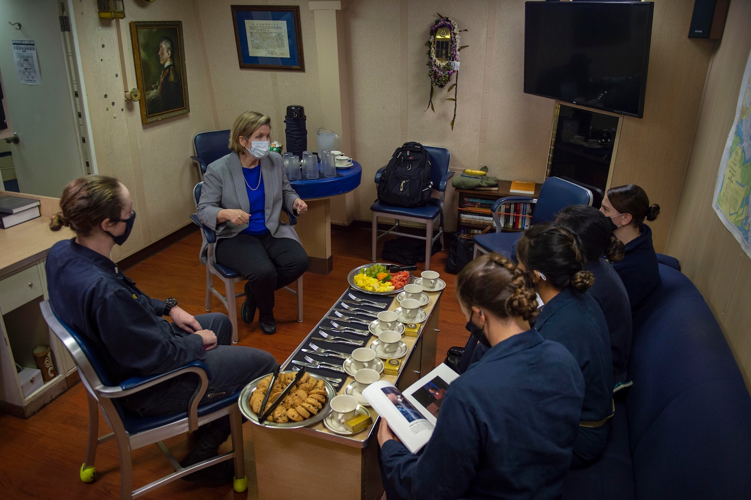 Linda Gilday meets with the female divisional officers aboard the guided-missile destroyer USS John Paul Jones (DDG 53).