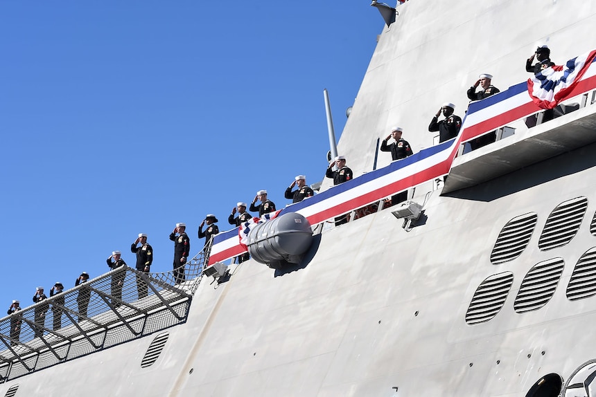 Salutes in port