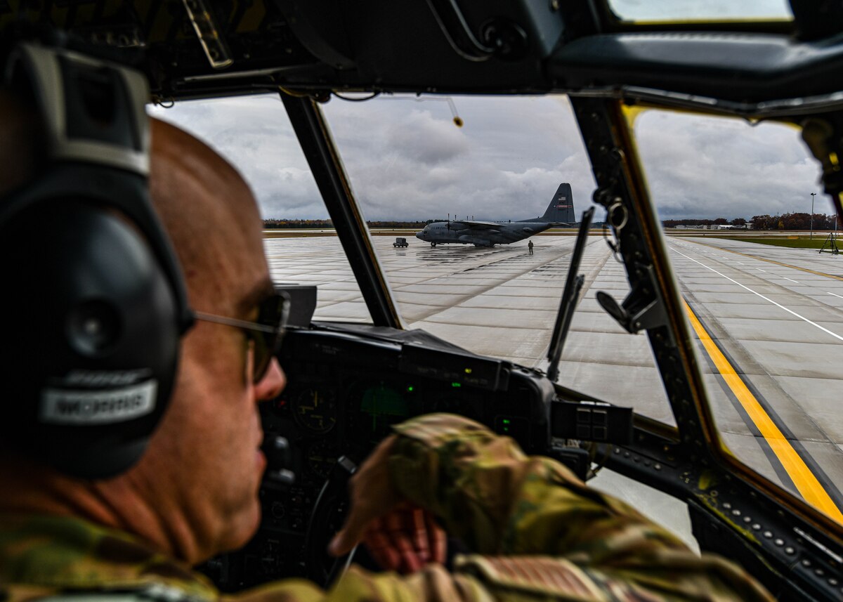 グローバルアーミー 会報 army zip beyond the scene Through the Lens: Operation Steel Dragon > Youngstown Air Reserve