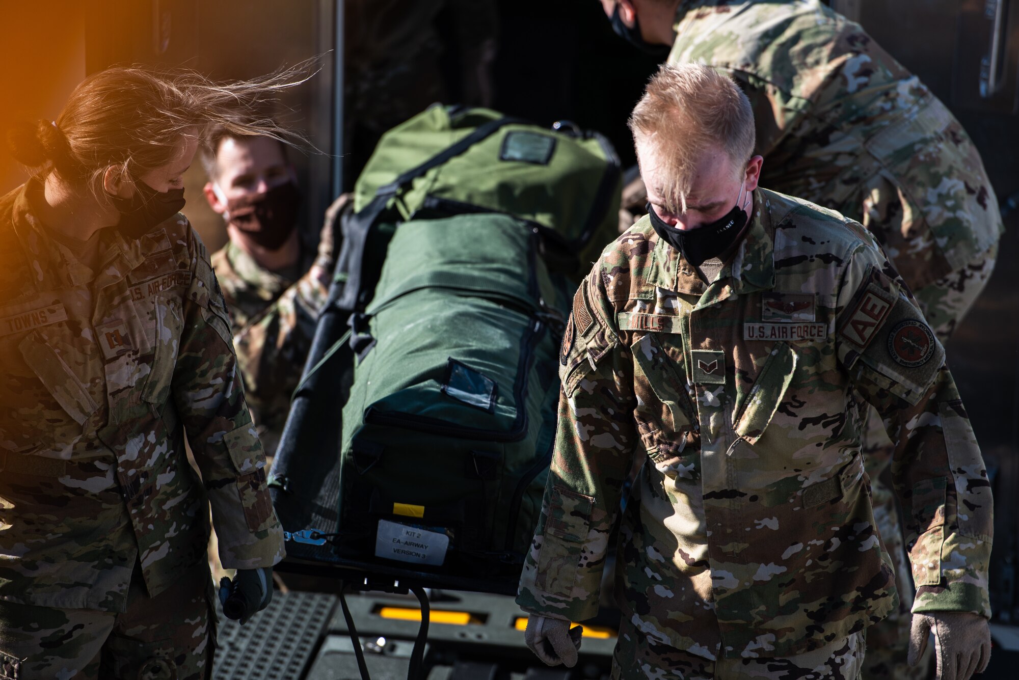 Airmen unloading luggage