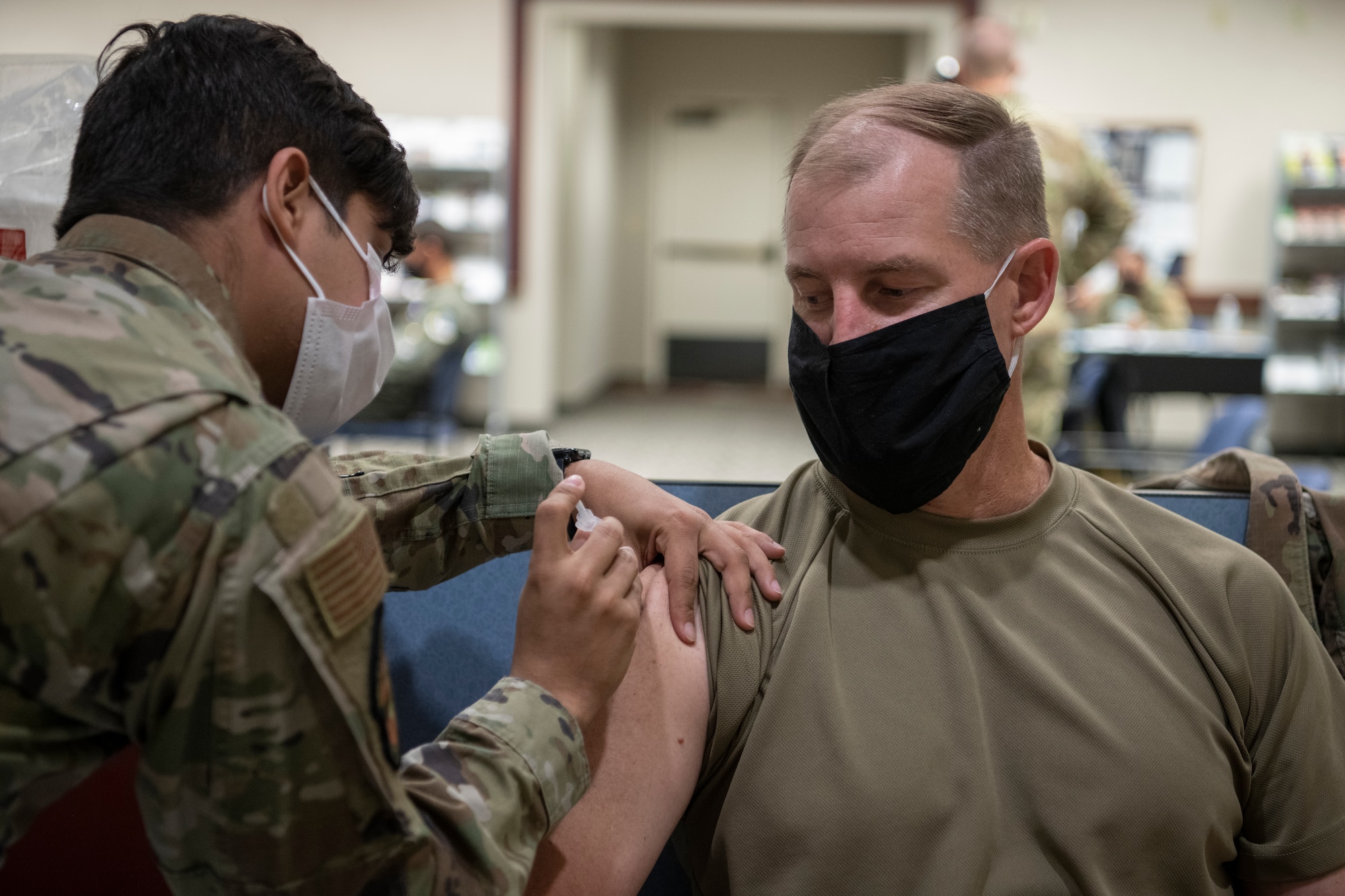 Col. Roessig receives the COVID-19 vaccine